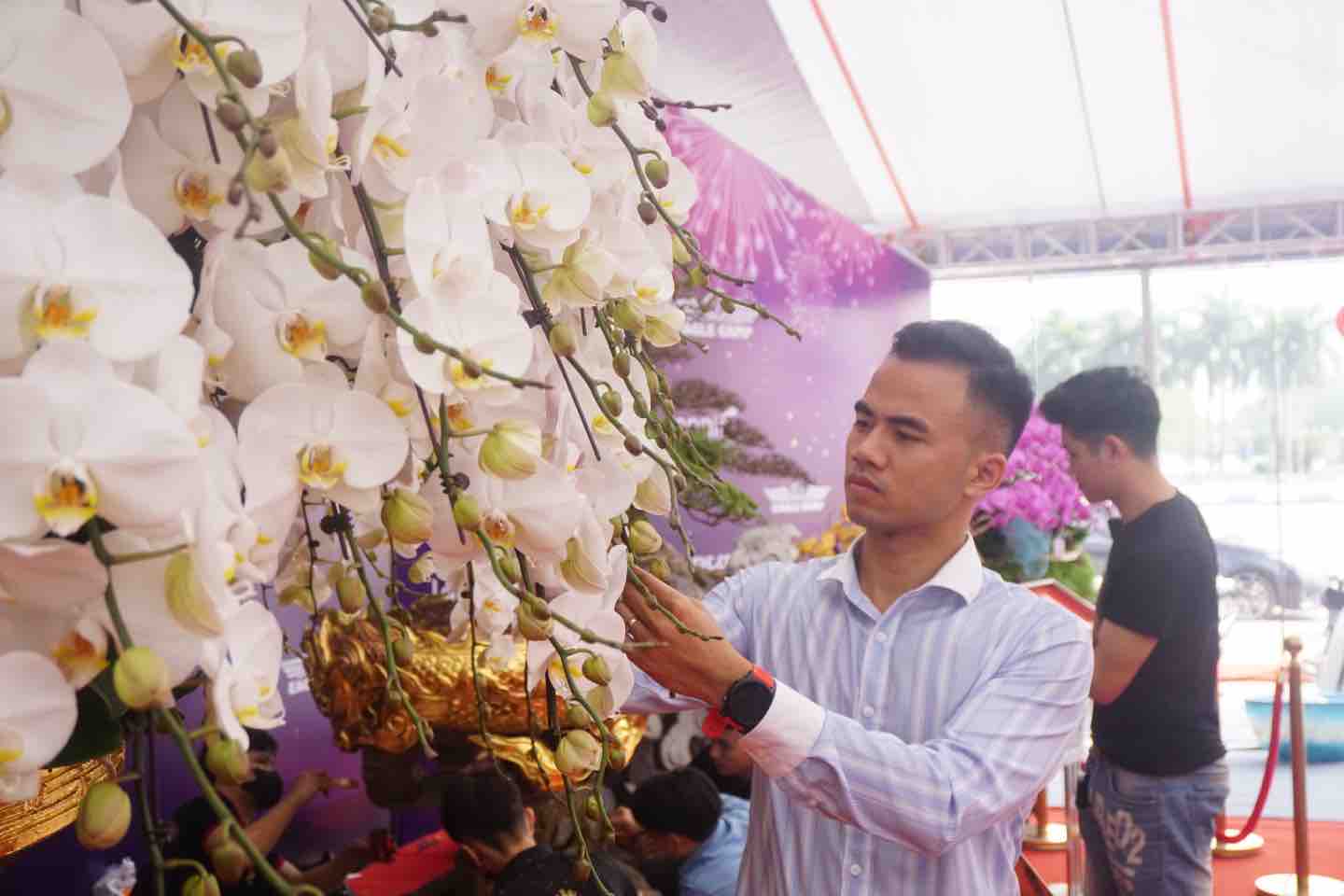 Anh Ngô Văn Nghiệp cho biết chậu hoa cần 5 đến 6 thợ lành nghề làm liên tục trong vòng 3 tháng để hoàn thiện. Ảnh: Nhật Minh