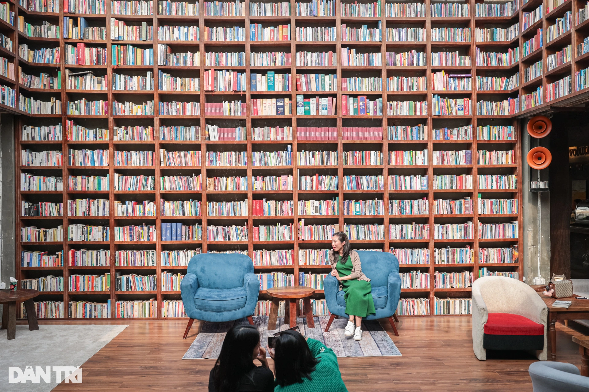 Hanoi : un café de 1 600 m2 avec 3 tonnes de livres sur une étagère géante