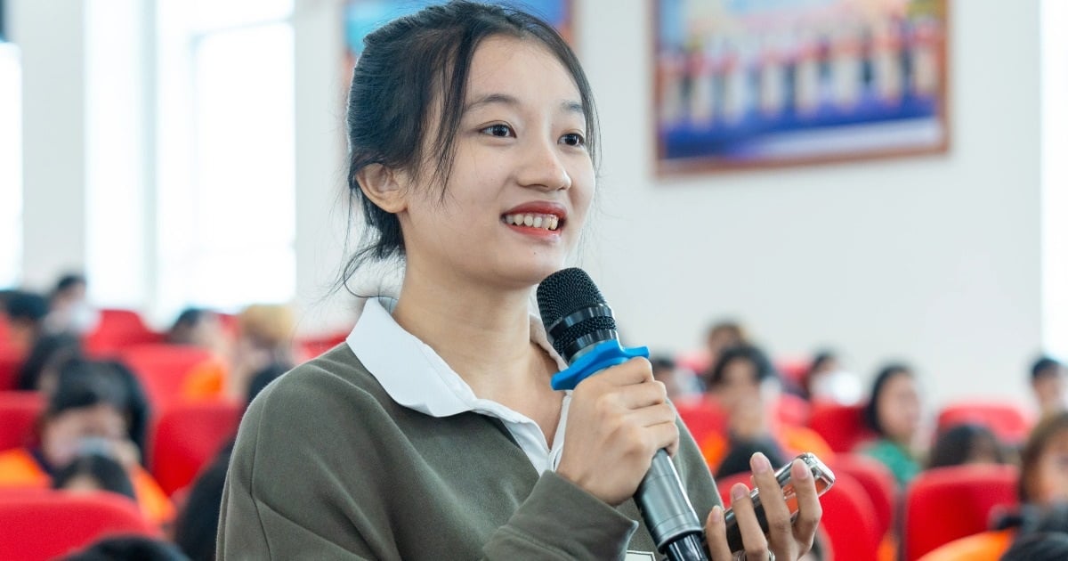 고용되어 일하는 젊은 직원들은 상사의 생각을 "훔치고 싶어"합니다.