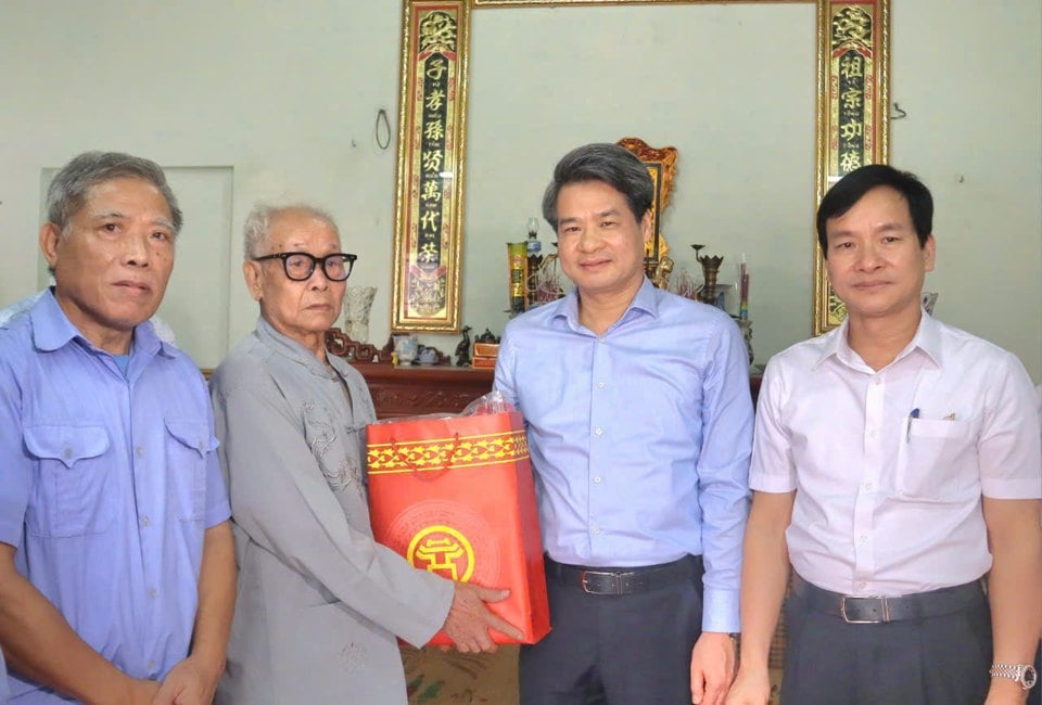 El jefe del Comité de Asuntos Internos del Comité del Partido de la Ciudad, Nguyen Quang Duc, y el secretario del Comité del Partido del Distrito de Phuc Tho, Nguyen Doan Hoan, entregaron obsequios al veterano Nguyen Hoang Luong. Foto: Minh Phu