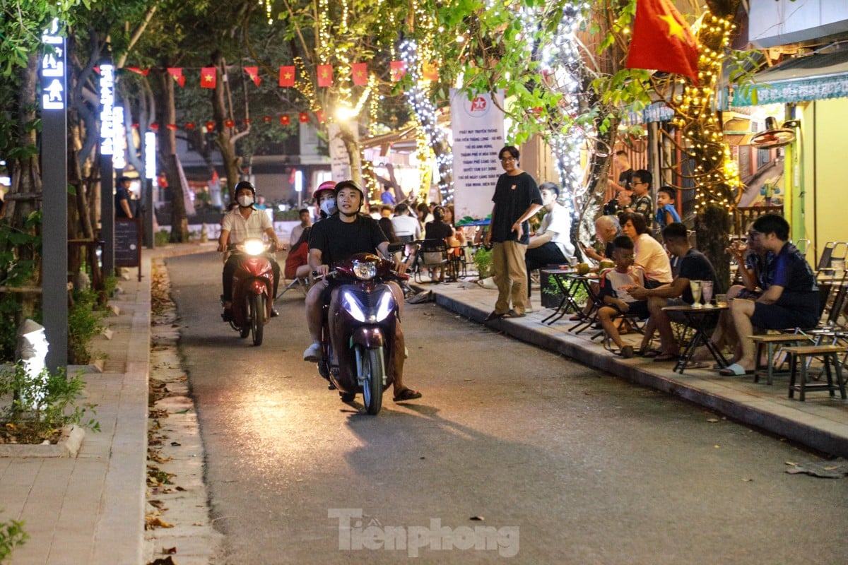 People spread mats and set up tables to drink coffee in the middle of Ngoc Khanh Lake walking street, photo 9