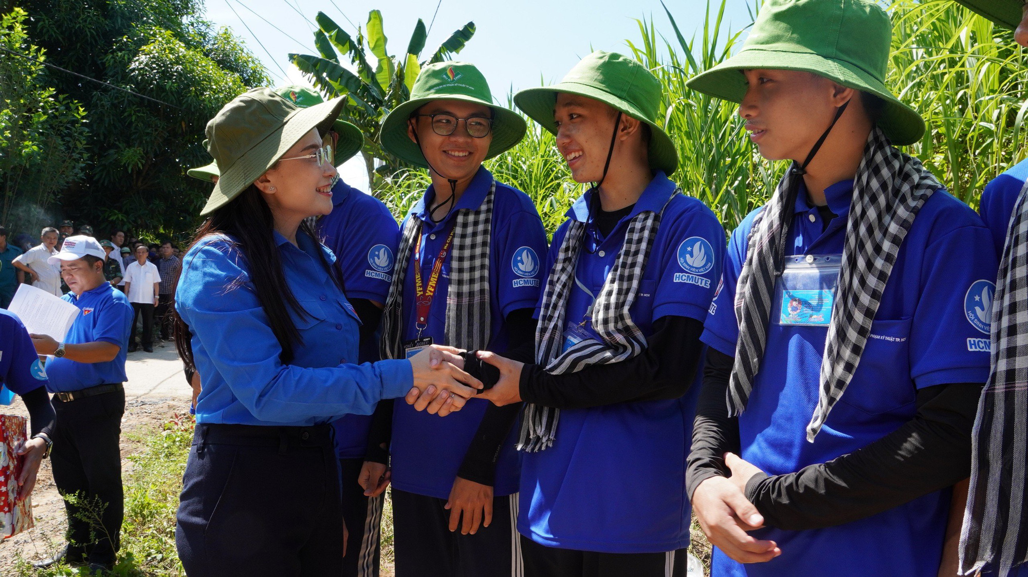 Chị Nguyễn Phạm Duy Trang thăm hỏi, động viên, tặng quà cho đội hình sinh viên tình nguyện Mùa hè xanh Trường đại học Sư phạm kỹ thuật TP. HCM - Ảnh: BẢO KÍNH