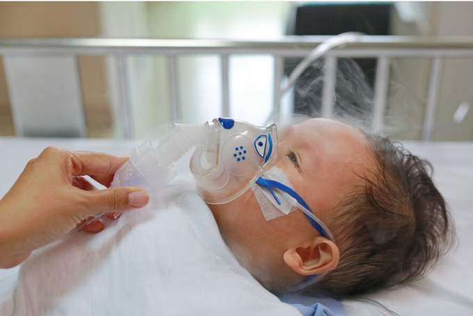 Children with severe wheezing need oxygen through a mask. Photo: Freepik