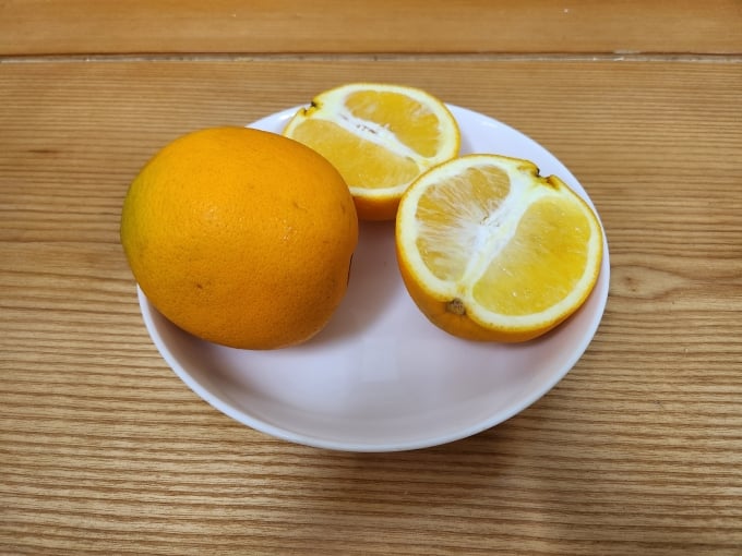 Oranges are rich in vitamin C, which prevents the risk of age-related hearing loss. Photo: Thanh Hy