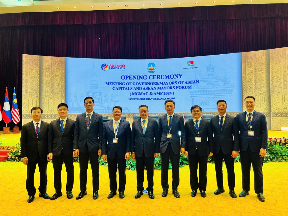 Ảnh cả đoàn Việt Nam tại phiên khai mạc hội nghỉ thị trưởng thủ đô các nước Asean