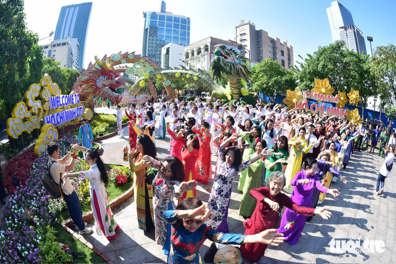 Các đại biểu, lãnh đạo, nguyên lãnh đạo, các đại sứ áo dài đồng diễn - Ảnh: T.T.D.