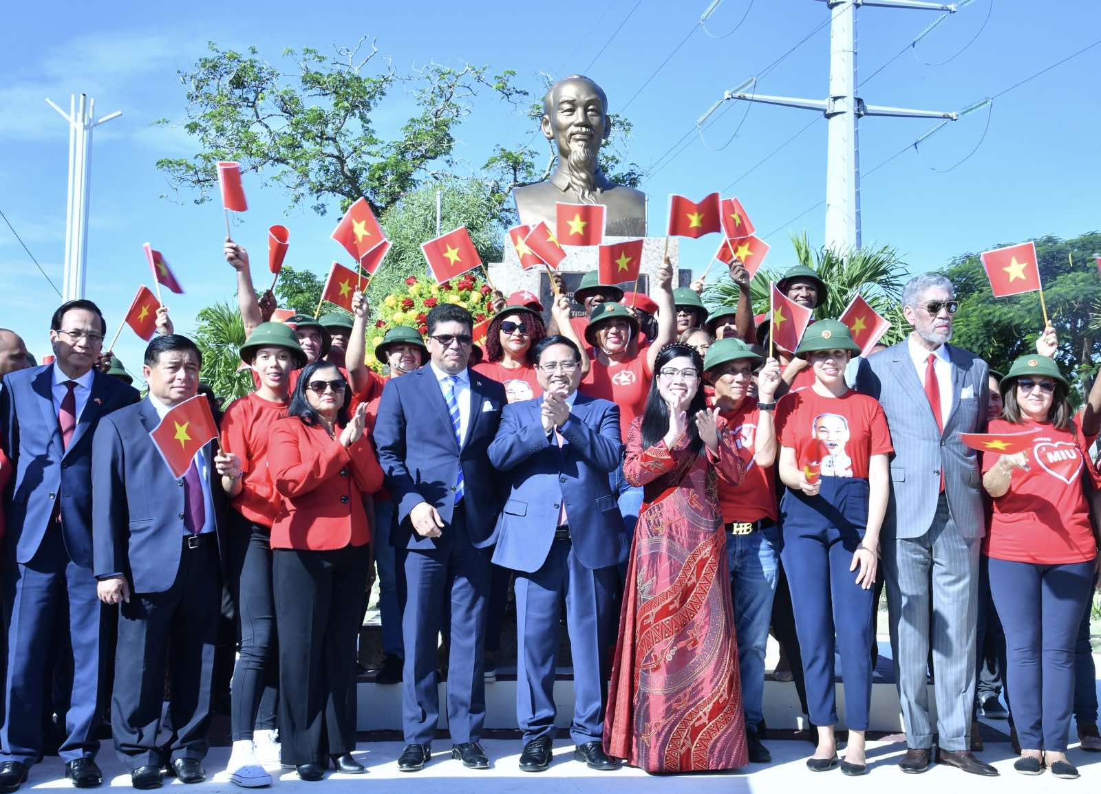 'Como si el tío Ho estuviera aquí en el día de la gran victoria' resonó junto a la estatua del tío Ho en el centro de la capital Santo Domingo.