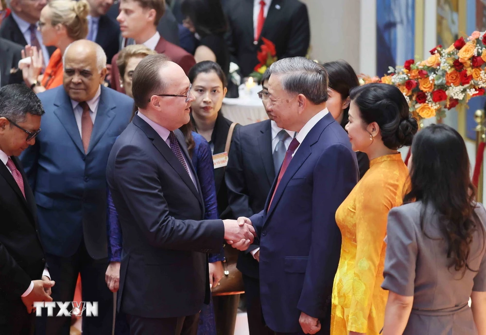 Generalsekretär und Präsident To Lam und seine Frau hießen Botschafter, Geschäftsträger und Leiter internationaler Organisationen willkommen. (Foto: VNA)