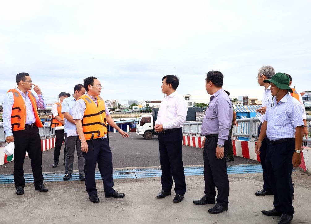 Can Tho City Party Secretary Nguyen Van Hieu surveys Cai Rang district. Photo: Ta Quang