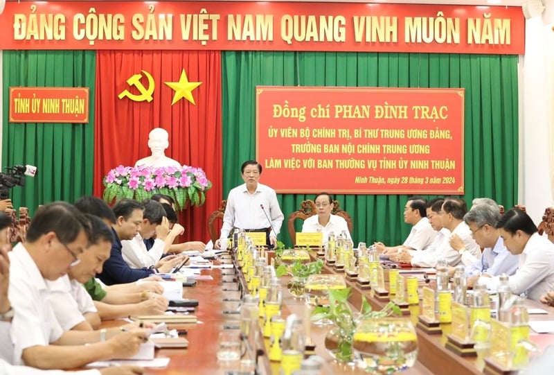 Le camarade Phan Dinh Trac travaille avec le Comité permanent du Comité provincial du Parti de Ninh Thuan