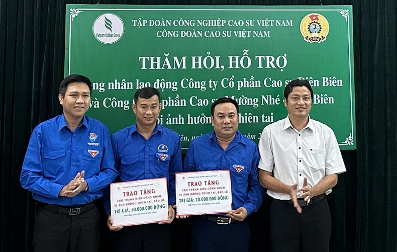 Vietnam Rubber Industry Group unterstützt Dien Bien bei der Bewältigung der Folgen einer Naturkatastrophe. Foto 2