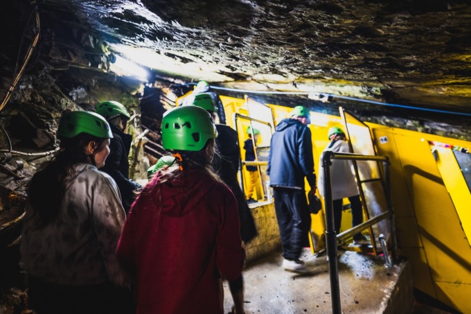 Les visiteurs montent à bord d'un train spécial pour se rendre au mini-golf de la mine de Llechwedd. Photo : Zip World