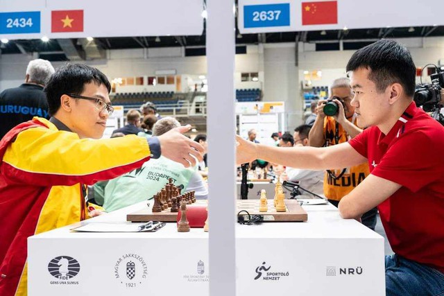 Kỳ tích: Lê Quang Liêm đánh bại 'vua cờ' Trung Quốc, Việt Nam lên hạng nhì Olympiad- Ảnh 1.