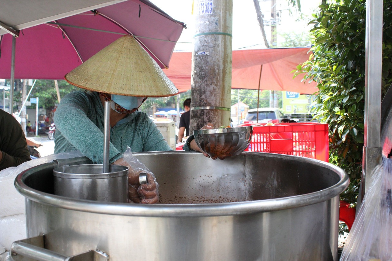 Nồi bún riêu 300l độc nhất vô nhị' ở TP.HCM: "không dám nghỉ vì sợ khách  - Ảnh 4.
