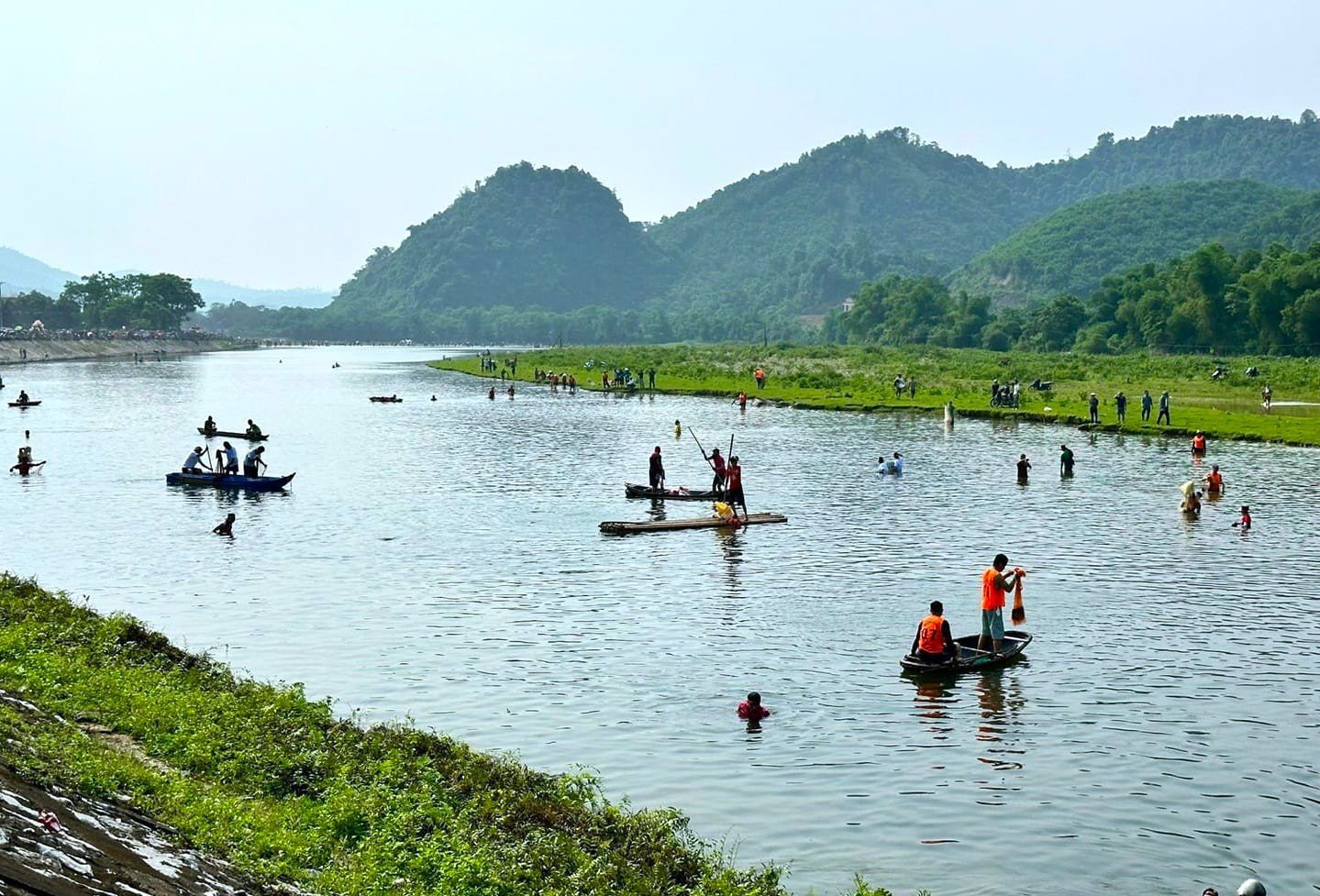 ชาวบ้านนับพันนำอวนลงแม่น้ำแข่งขันจับปลา ภาพที่ 9