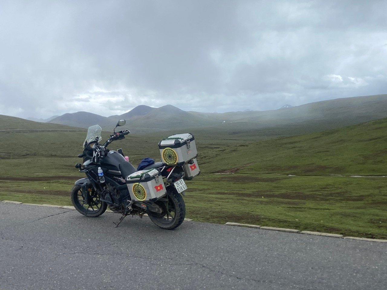 Estacionamiento y preparación para usar impermeables en la meseta de Qinghai.jpg