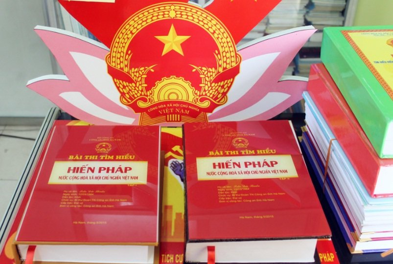 Hiến pháp 2013 khẳng định nguyên tắc Nhà nước công nhận, tôn trọng, bảo vệ và bảo đảm quyền con người, quyền công dân, cam kết “tuân thủ Hiến chương LHQ và điều ước quốc tế mà Cộng hòa xã hội chủ nghĩa Việt Nam là thành viên”.  (Nguồn: VGP)