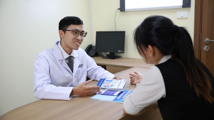 Doktor Thanh gibt Patienten Gesundheitsratschläge. Foto von : Hospital provided