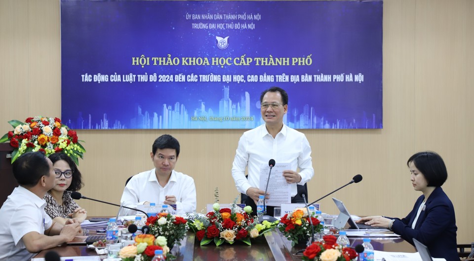 Bí thư Đảng ủy Khối các trường đại học, cao đẳng Hà Nội Nguyễn Thanh Sơn phát biểu tại hội thảo.