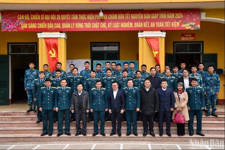 Genosse Le Quoc Minh besuchte und feierte Tet mit Soldaten der Luftverteidigung - Generalabteilung der Luftwaffe, Foto 2