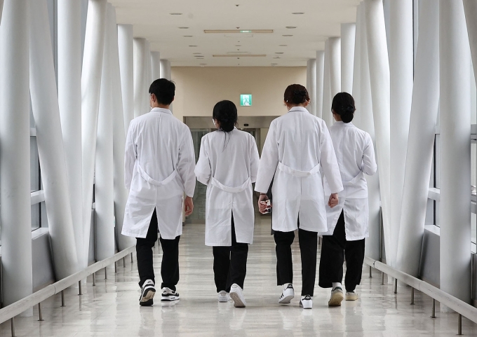 Doctors walk in the hallway of a hospital in Seoul, February 19. Photo: Reuters