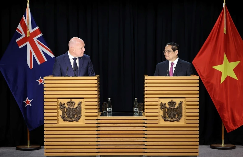 El primer ministro Pham Minh Chinh y el primer ministro Christopher presidieron una conferencia de prensa después de las conversaciones. (Foto: VNA)