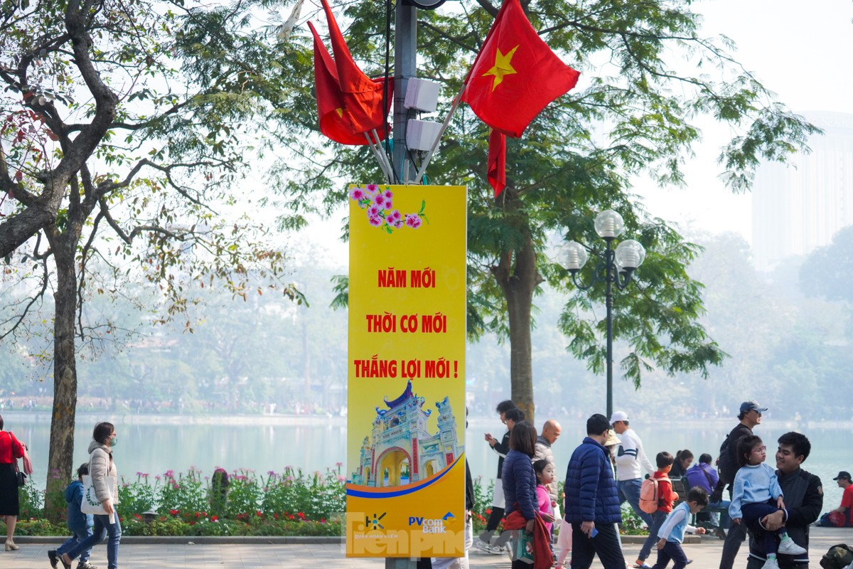 Hanoi people leisurely stroll and sightsee on the first day of the new year photo 17