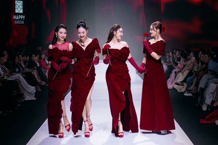 Rosy Fall, la collection de Thao Nguyen, est une harmonie de couleurs d'automne puissantes et romantiques. Avec des tons automnaux audacieux et des designs luxueux, Happy Clothing vise à évoquer une connexion avec la nature, apportant une image douce mais puissante au porteur.