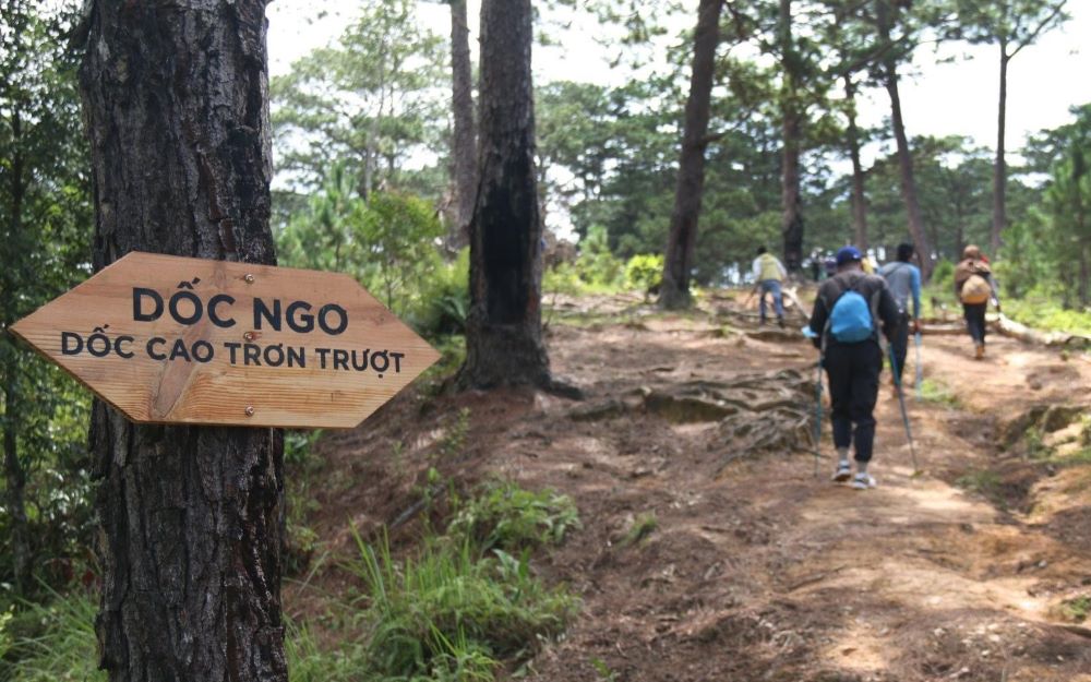 Locations on the trekking route are marked for easy identification. Photo: Duy Tuan