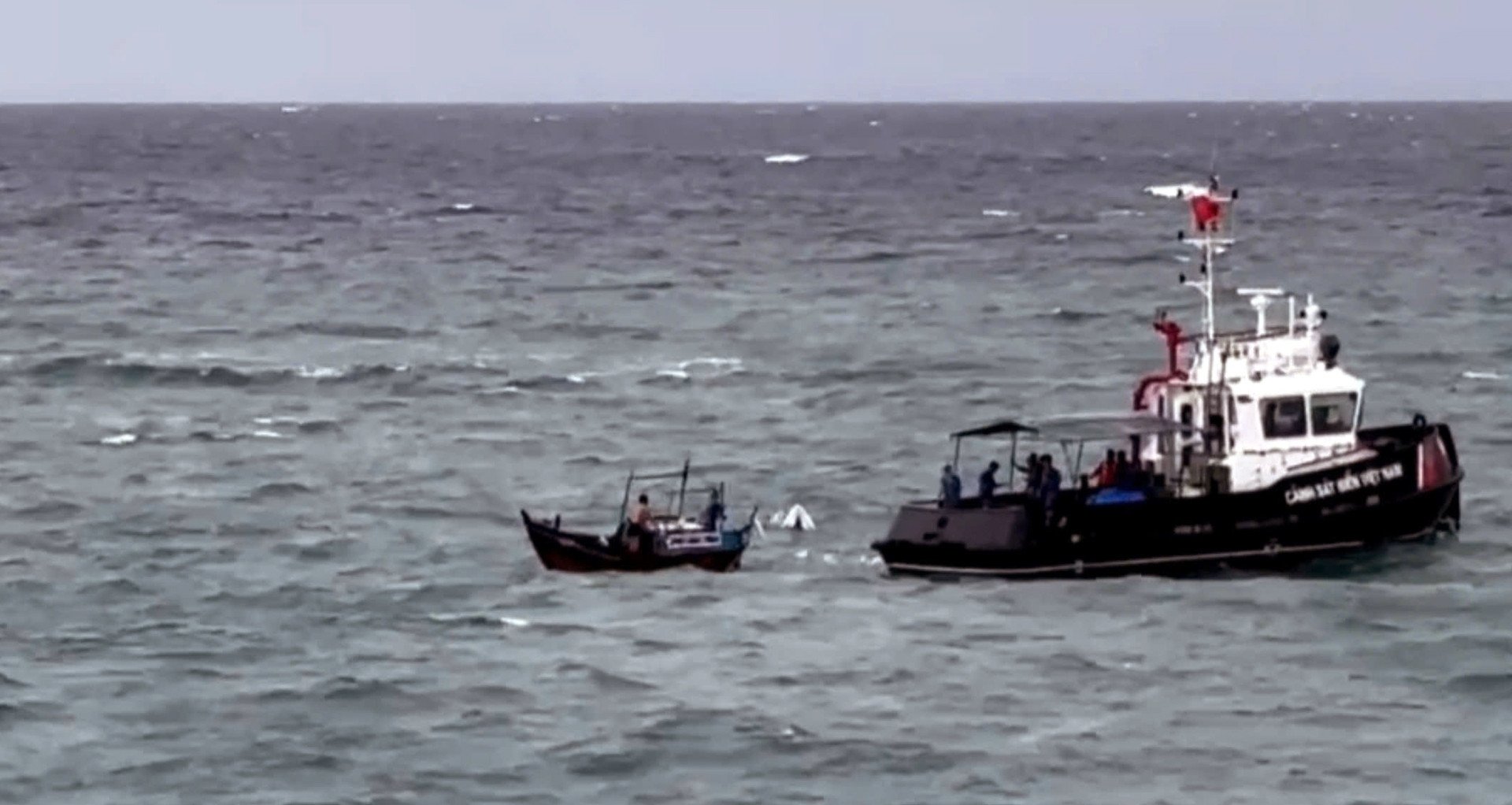 Un bateau de pêche coule, 3 hommes jetés à la mer à Khanh Hoa