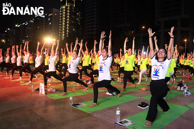 More than 1,500 people performed yoga at the program. Photo: X.D