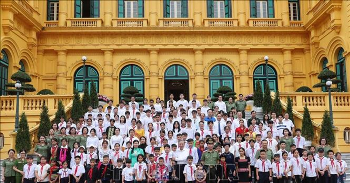 President To Lam meets outstanding students attending the 'Love Summer Camp' program