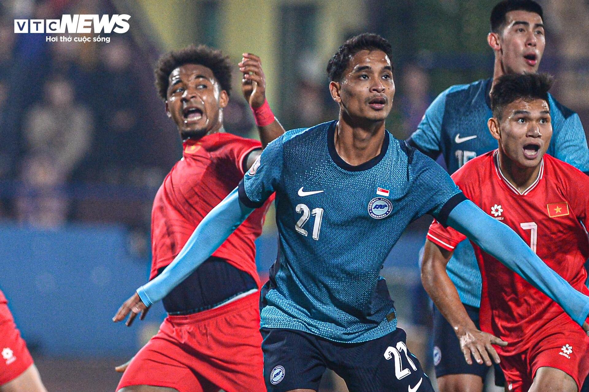 Gros plan de Xuan Son déchirant son maillot et son filet contre Singapour pour amener l'équipe vietnamienne en finale - 3
