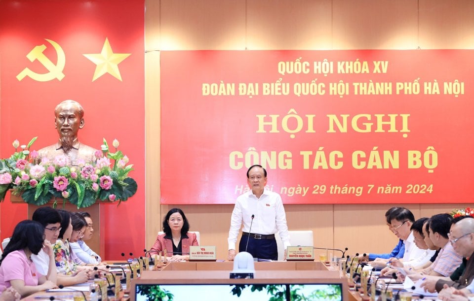 Chairman of the City People's Council, Deputy Head of the City's National Assembly Delegation Nguyen Ngoc Tuan delivered the opening speech at the conference.