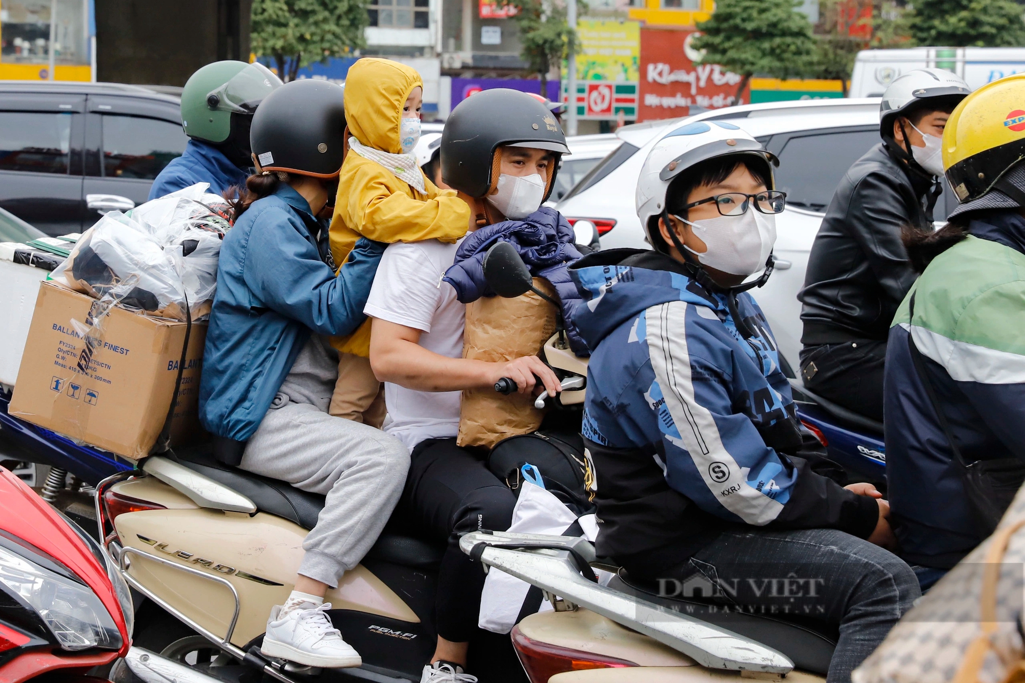 Hàng đoàn người ùn ùn nối đuôi nhau trở lại Hà Nội sau kỳ nghỉ Tết Nguyên đán 2024- Ảnh 5.
