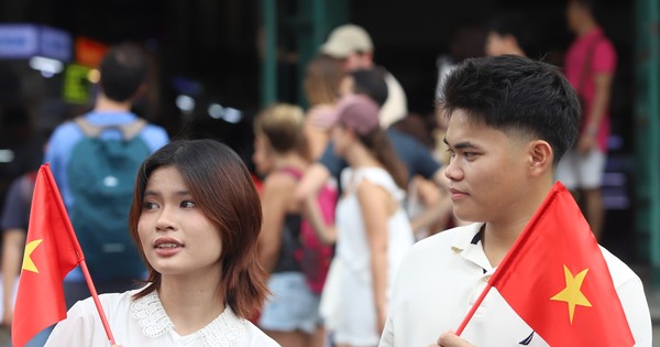 People leisurely stroll around downtown Ho Chi Minh City on the first day of the September 2nd holiday