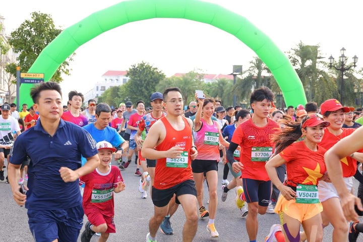 ลองวิ่งอย่างกระฉับกระเฉงในบรรยากาศคริสต์มาสที่คึกคักและรับของขวัญสุดพิเศษ