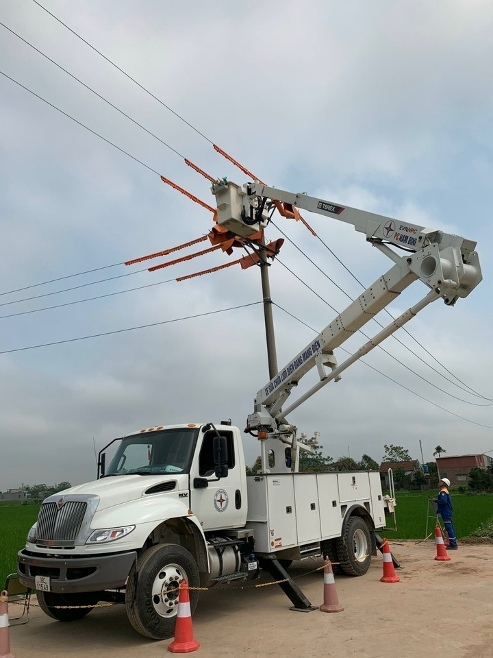 ナムディン電力はホットライン電気修理技術を効果的に適用します - 3