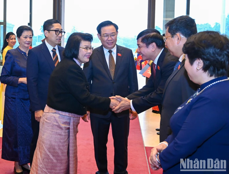 [Photo] National Assembly Chairman Vuong Dinh Hue holds talks with Cambodian National Assembly Chairman Samdech Khuon Sudary photo 3