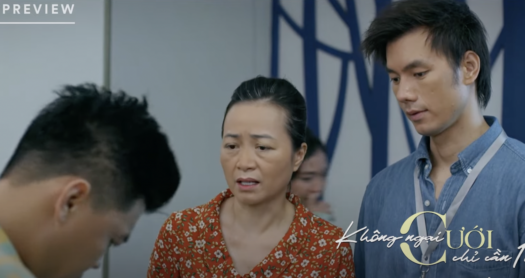 Phong khó chịu khi thấy mẹ bị Ân gây khó dễ.