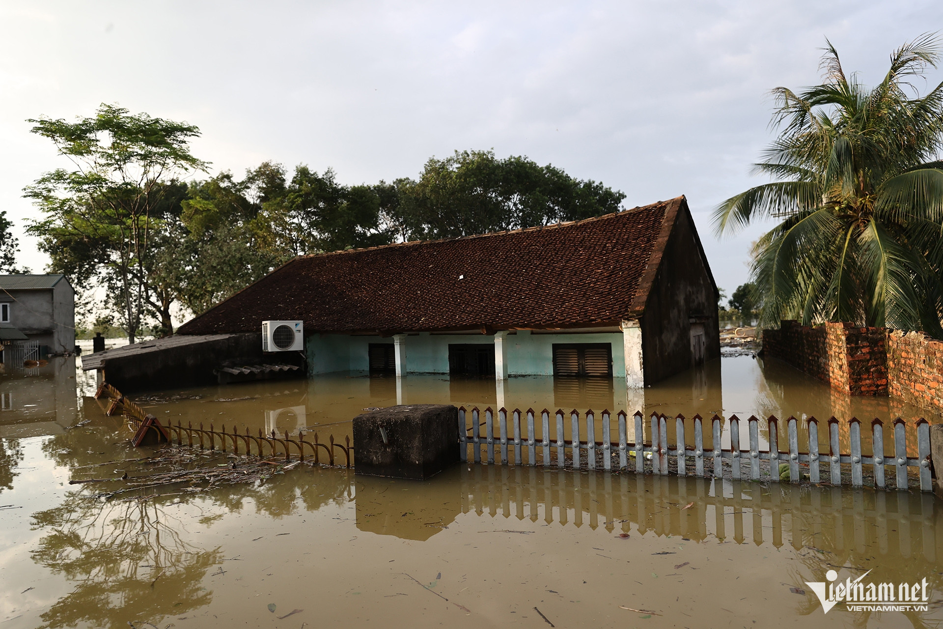 Banges Warten auf den Zentimeterrückgang des Wassers im Hochwasserzentrum von Hanoi