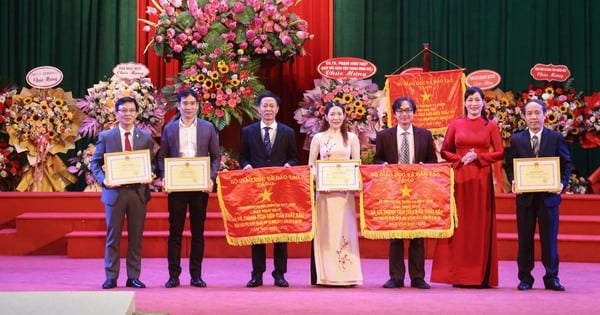 Ceremonia de apertura con numerosos certificados de mérito de la Universidad de Medicina y Farmacia de Hue