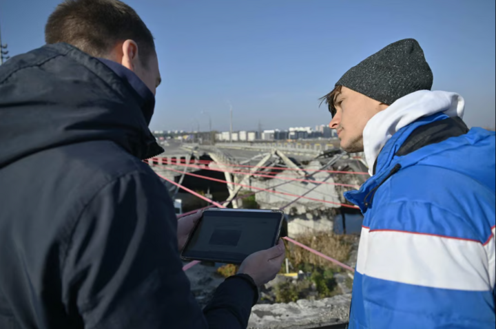 Guía turístico ucraniano muestra a Blasco Ventas el puente Irpin destruido durante el conflicto Rusia-Ucrania.  (Foto: AFP)