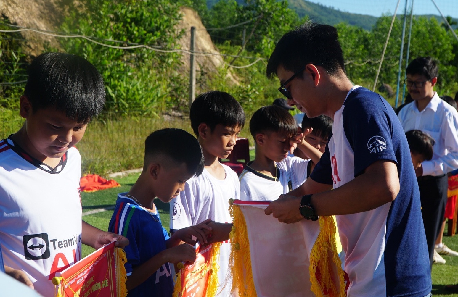 Un representante del patrocinador del AIA Quang Nam entregó banderas de recuerdo a los equipos de fútbol. Foto: D.L.