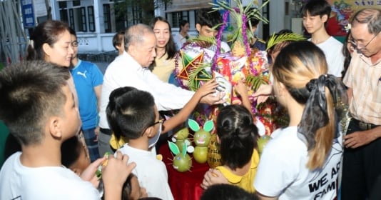 Les enfants pauvres de Thua Thien Hue visitent et célèbrent la fête de la mi-automne 2023 à la Cité impériale de Hué