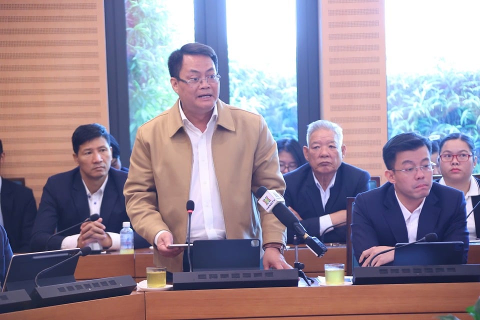 Director of Hanoi Department of Information and Communications Nguyen Viet Hung answers questions from farmer delegates. Photo: Pham Hung