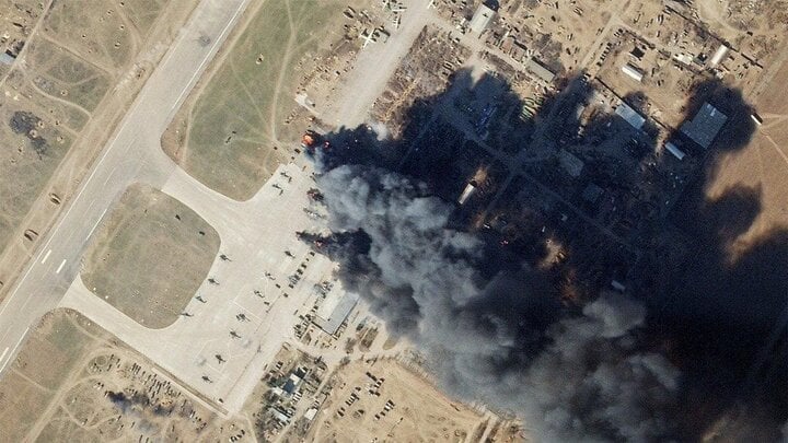 ロシアの空港がウクライナに攻撃された。