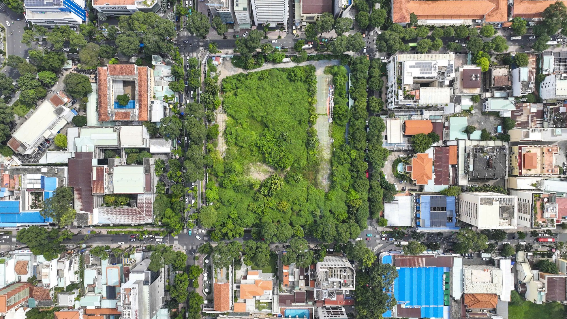Scene of overgrown weeds in a trillion-dollar stadium on 'golden land' in Ho Chi Minh City photo 2