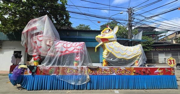 폭풍과 홍수 속에서 뚜옌꽝(Tuyen Quang)의 거대한 등불 호송대는 '꼼짝하지 않고 누워 있었다'