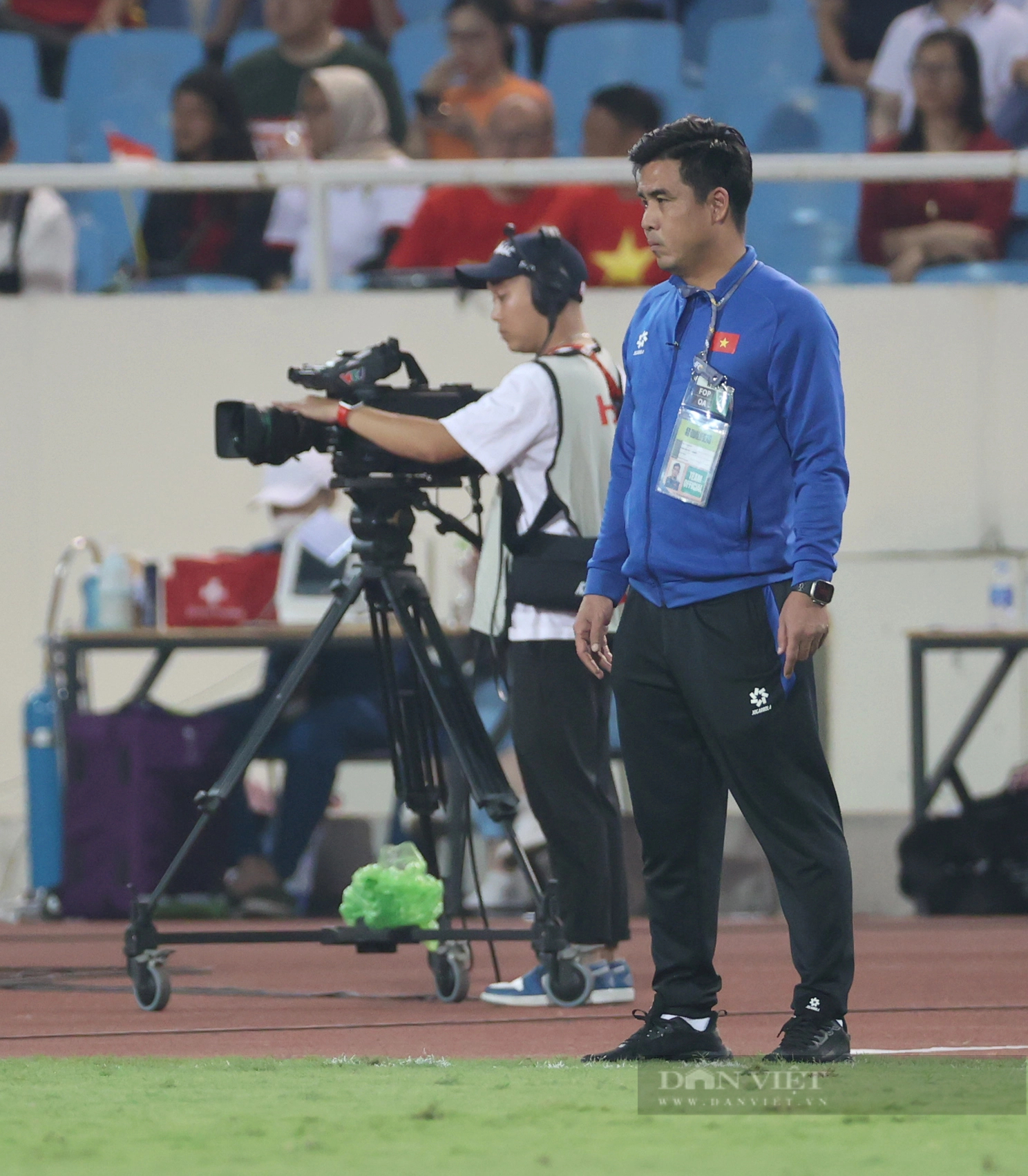 Cận cảnh hai phong cách, thần thái trái ngược của ông Troussier và Shin Tae-yong trên sân Mỹ Đình- Ảnh 9.